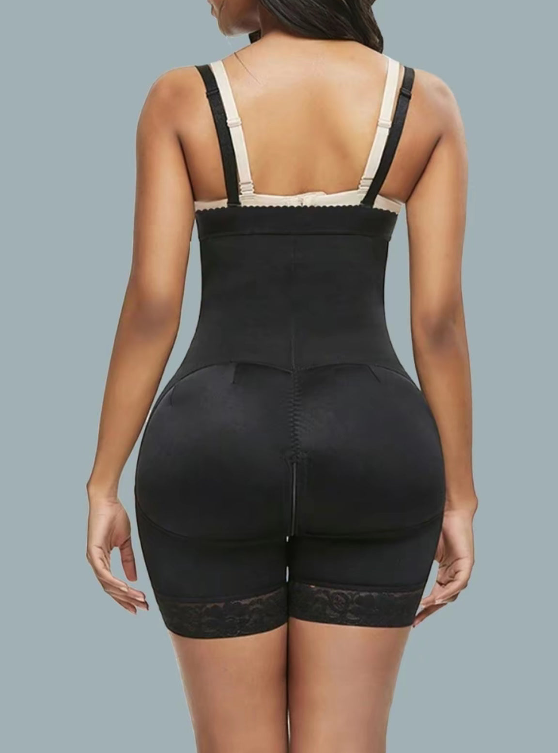 Short gainant en dentelle